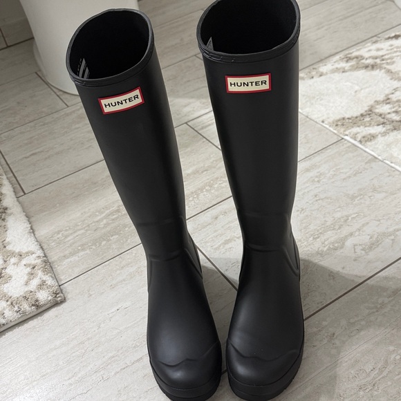 Hunter Black Tall Logo Rain Boots..ladies size 9
Rubber boots .. new - Picture 2 of 8